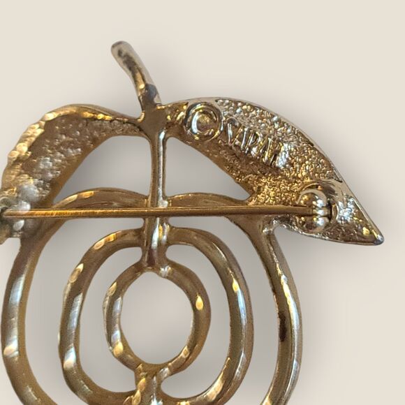 Vintage Sarah Coventry Gold Tone Hammered Apple Brooch Signed - Picture 4 of 8